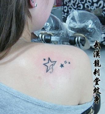 女人纹身享受过程与获得结果同样重要